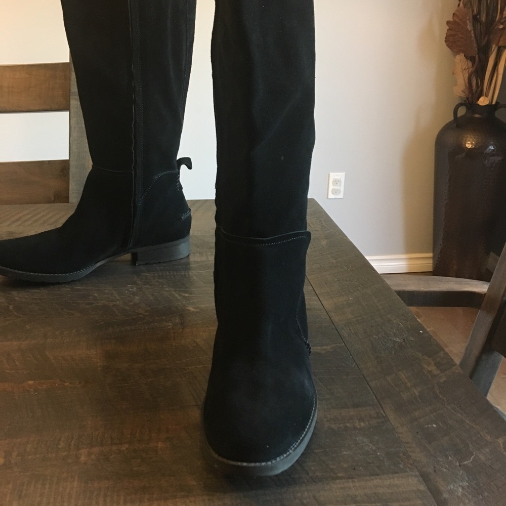 Size 8 suede Uggs.